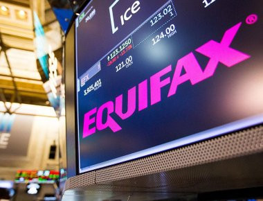 «Παρελθόν» από το τιμόνι της Equifax ο Richard Smith